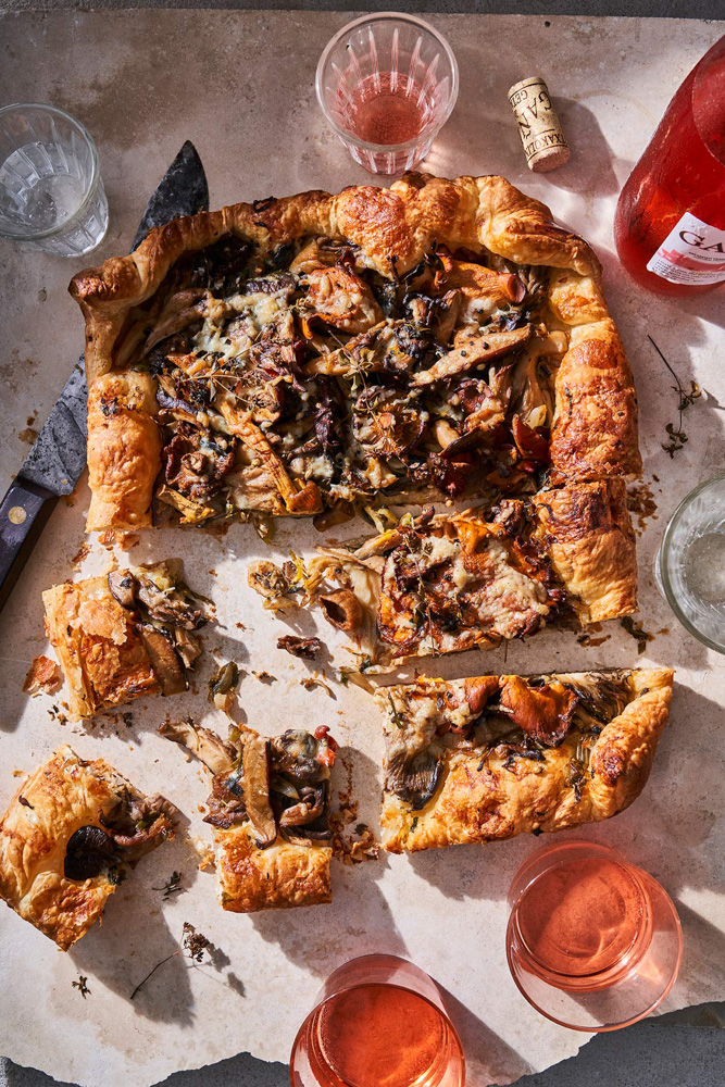 210612_COOKING_WITH_MUSHROOMS_BROWN_BUTTER_PUFF_PASTRY_CROSTATA_WITH_ANCHOVY_SHROOMS_080